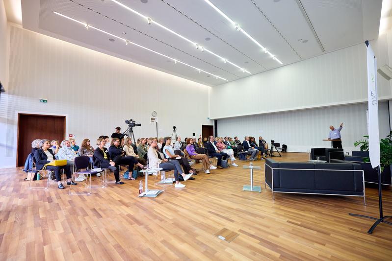 Teilnehmer*innen und Referierende im Conference Center, Heidelberg