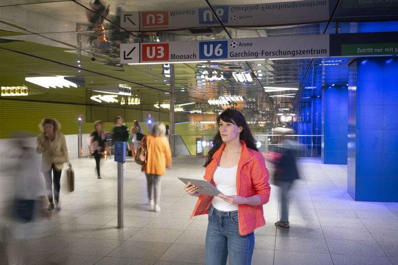 HM-Doktorandin Christina Maria Mayr bei Analyse von Personenfluss am U-Bahnhof Münchner Freiheit
