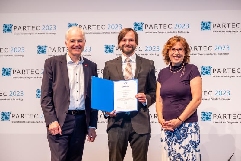 Friedrich-Löffler-Prize in Particle Technology; Prof. Dr.-Ing. Arno Kwade, TU Braunschweig, Preisträger Dr.-Ing. Johannes Walter, Ljuba Woppowa, Geschäftsführerin der VDI-Gesellschaft Verfahrenstechnik und Chemieingenieurwesen. (v.l.n.r.) 