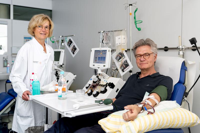 Moderator und Journalist Peter Escher spendet bei Frau Dr. Kristina Hölig, Leiterin der Transfusionsmedizin am Uniklinikum Dresden, Thrombozyten.