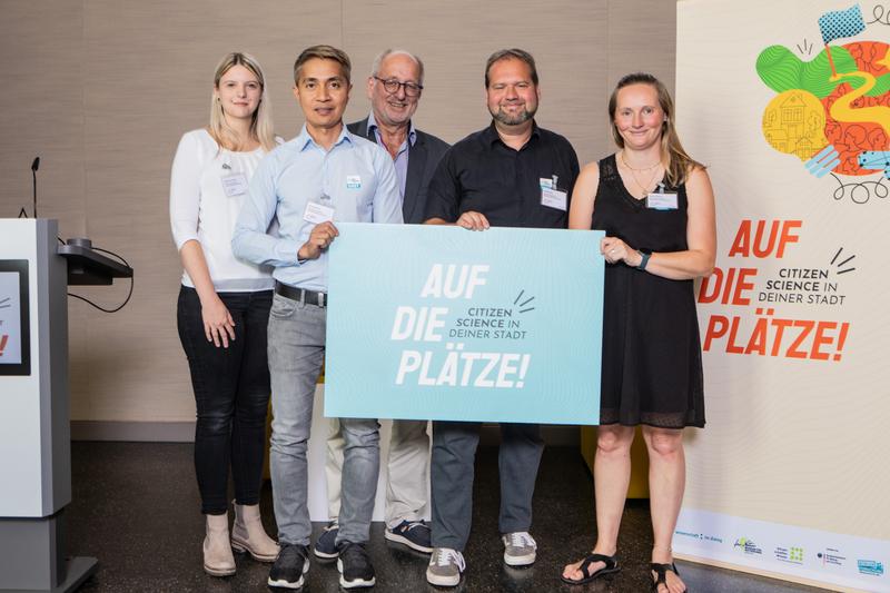 Das Microbelix-Team bei der Preisverleihung im Museum für Naturkunde in Berlin.