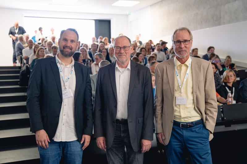 Stolzer Gastgeber in der Mitte: Prof. Dr. Peter Sperber, Präsident der TH Deggendorf mit den beiden TRIOKON-Impulsrednern, Prof. Dr. Hubertus Tuczek (HS Landshut, rechts) und Prof. Dr. Wolfgang Nagl (THD, links)