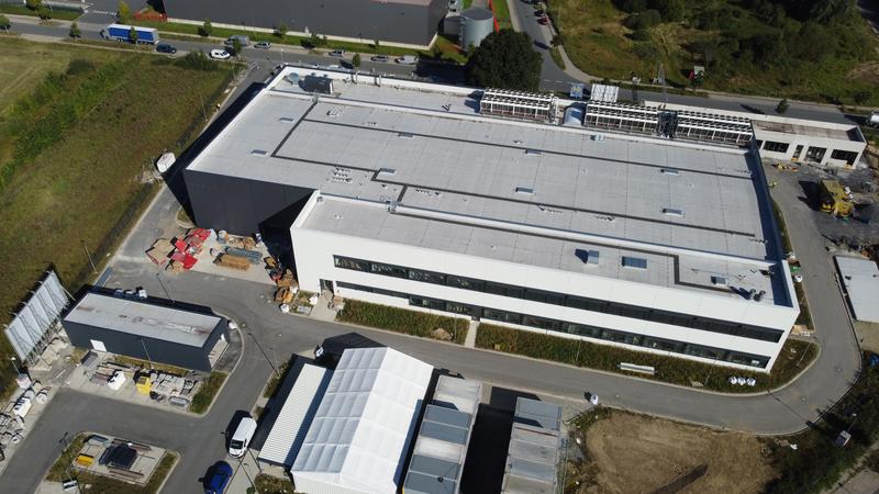 Auf der Nutzfläche der im Bau befindlichen »FFB PreFab« in Münster wird eine Musterlinie für die kleinskalige Batteriezellproduktion aufgebaut. Die Forschenden leisten einen Beitrag, um Innovationen in der Batteriezellfertigung voranzutreiben.