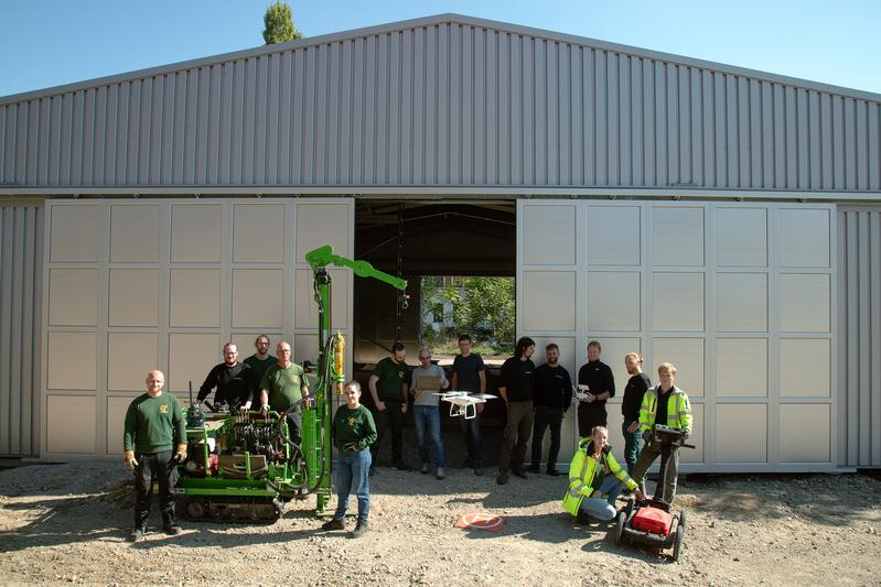 Mitglieder der geotechnischen Forschungsgruppen Geonetic und G2 vor dem neuen GeoTechnikum der HTWK Leipzig