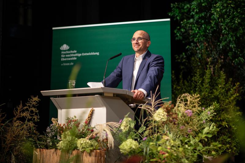 Hochschulpräsident Prof. Dr. Matthias Barth begrüßt die Erstsemesterstudierenden