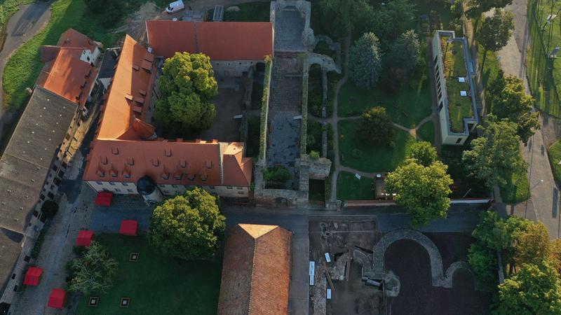 Kloster Memleben. In der rechten Bildhälfte der Klostergarten, unter dessen Einfassung sich das Vorgängergebäude der Monumentalkirche fortsetzt.