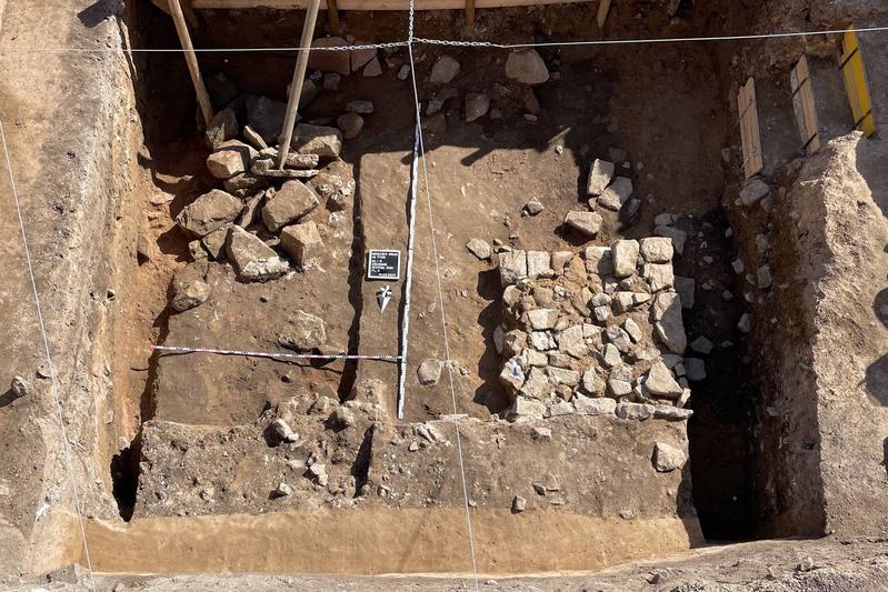 Grabungsschnitt im Bereich des Kreuzgangs an der Nordseite der Monumentalkirche. Rechts im Bild der Fundamentrest des bislang unbekannten, rätselhaften Bauwerks im Kreuzgang.