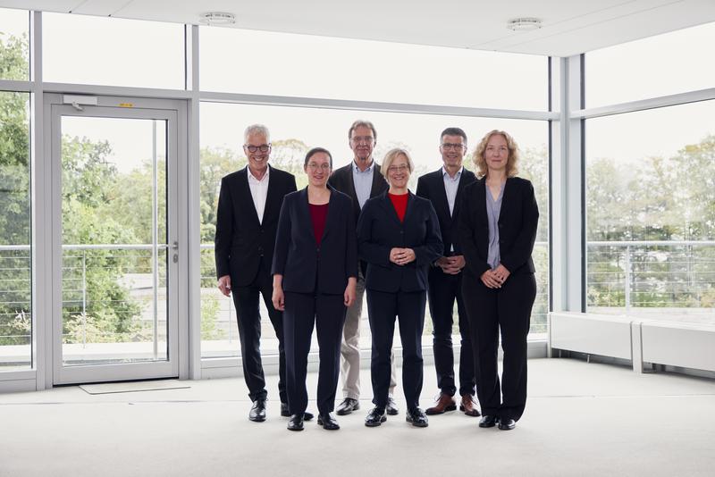 (v.l.): Dr. Stephan Becker, Prof’in Dr. Alexandra Kaasch, Prof. Dr.-Ing. Ulrich Rückert, Prof’in Dr. Angelika Epple, Prof. Dr. Dario Anselmetti und Prof’in Dr. Christiane Fuchs.