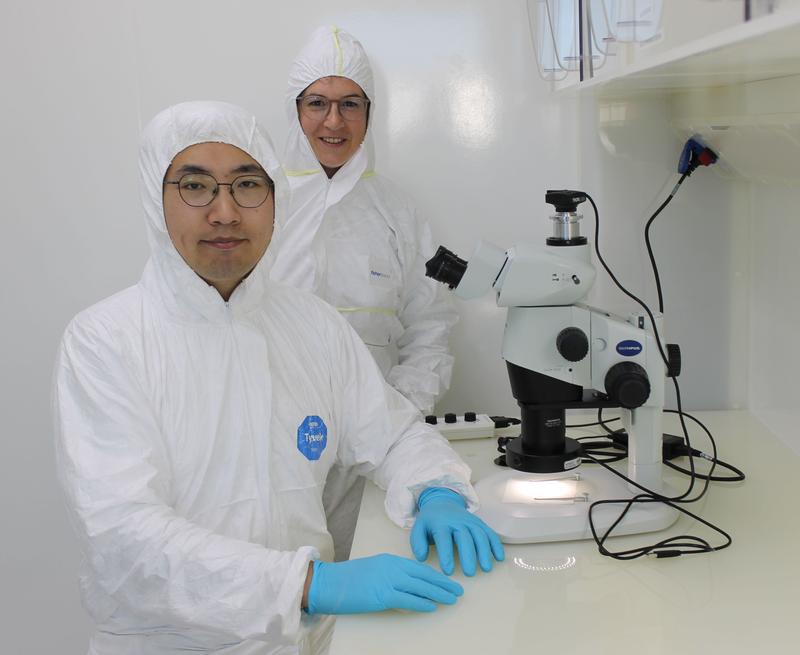 Ran Zhao M.Sc. und Prof. Dr. Audrey Bouvier (v.l.) bereiten in einem Reinraumlabor des BGI Untersuchungen von extraterrestrischem Gestein vor.