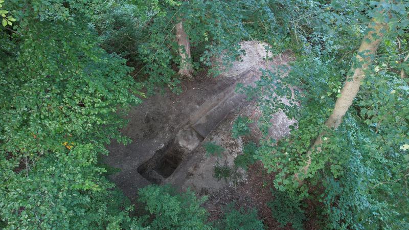 Drohnenbild der Ausgrabungsfläche mit Sondageschnitt durch Burggraben und vorgelagerten Wall.