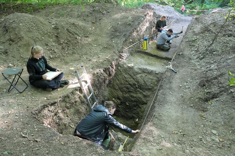 Zeichen- und Vermessungsarbeiten im Bereich von Burggraben und Wall.