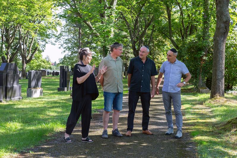 (v. l.): Eta Zachäus, Steffen Held, Prof. Ronald Scherzer-Heidenberger und Prof. Ralf Thiele auf dem Neuen Israelitischen Friedhof