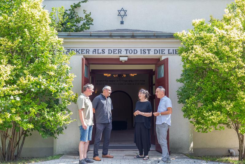 (v. l.): Historiker Steffen Held, HTWK-Architektur-Professor Ronald Scherzer-Heidenberger, Gemeindemitglied Eta Zachäus und Geotechnik-Professor Ralf Thiele am Eingang der Trauerhalle am Neuen Israelitischen Friedhof Leipzigs