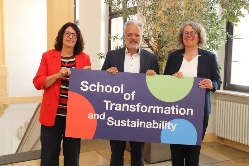 v.l.) KU-Präsidentin Prof. Dr. Gabriele Gien, Prof. Dr. Harald Pechlaner, Gründungsdekan der School of Transformation and Sustainability, und Prof. Dr. Simone Birkel, Professorin für Religionspädagogik, präsentierten bei einem Pressegespräch die STS.