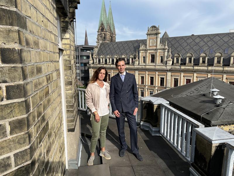 On the roof at the HfK Bremen in Dechanatstraße: The President of the University of the Arts, Prof. Dr. Mirjam Boggasch is convinced that Martin Stadtfeld will set important accents for the Bremen cultural scene and the promotion of young musicians. 