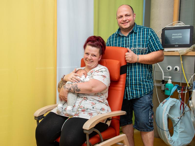 Sarah und René Hockauf aus Bautzen profitierten als eine der ersten Familien vom Versorgungsnetz Sichere Geburt. Ihr frühgeborener Sohn Fin kam in Bautzen zur Welt, hatte Probleme bei der Atmung und wurde im Uniklinikum Dresden behandelt.