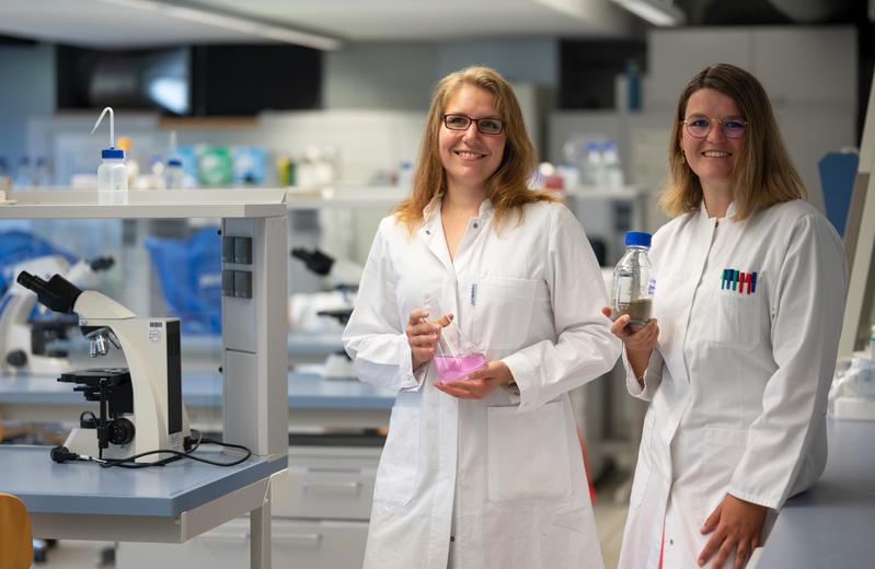 Ein Beispiel für interdisziplinäre und anwendungsorientierte Forschung an der Hochschule Coburg sind Forschungsprojekte zum Biozideinsatz in Baustoffen wie „OMiBiB“ und „BayÖkotox". Nadine Kiefer (li.) und Fabienne Reiß promovieren dazu.