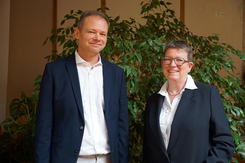 Prof. Dr. Kai Sassenberg (left) takes over the directorship from Prof. Dr. Claudia Dalbert and heads the Leibniz Institute for Psychology (ZPID) from October 2023. 