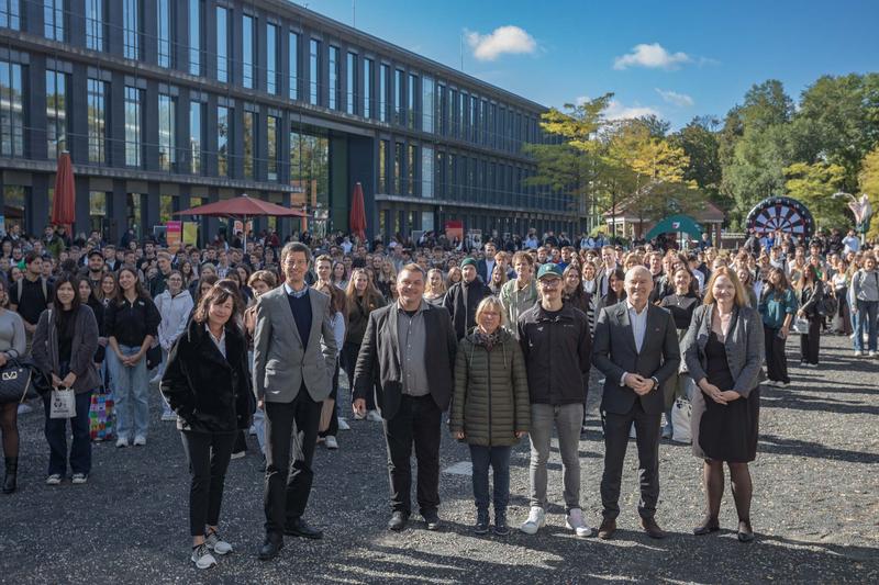 Die neuen Studierenden wurden von Präsident Prof. Dr. Dr. h.c. Gordon Thomas Rohrmair und Prof. Dr. László Kovács, Vizepräsident für Studium und Lehre, sowie weiteren Mitarbeitenden aus den zentralen Einrichtungen begrüßt. 