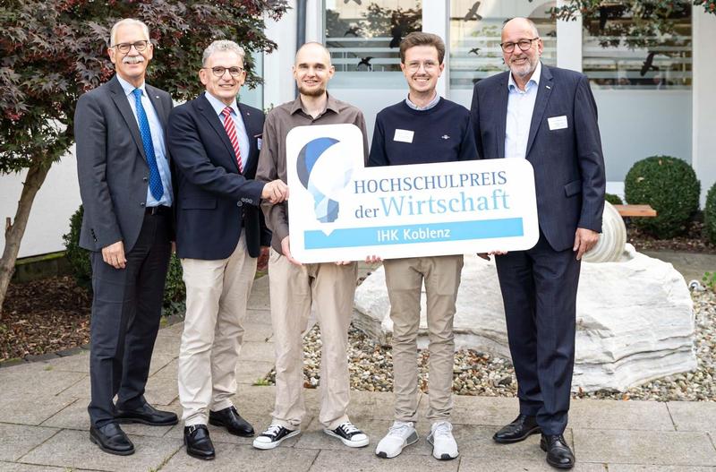 Verleihung des IHK-Hochschulpreises der Wirtschaft 2023 an Bjarne Schröder (2. v. r.), der an der Universität Koblenz Wirtschaftsinformatik studiert.