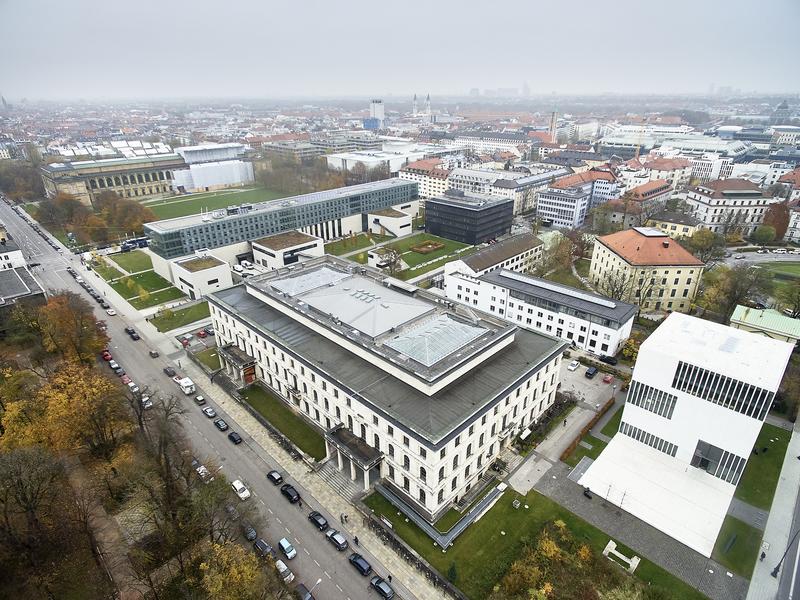 Blick auf den Campus Arcisstraße der Hochschule für Musik und Theater München