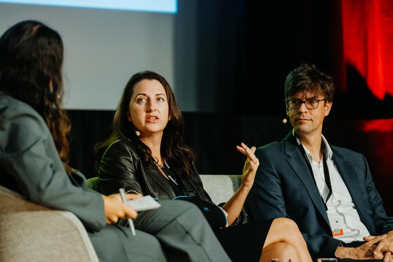 Expertin für Quanten Computing, Prof. Dr. Helena Liebelt, auf dem Podium beim Bitkom Quantum Summit 2023 in Berlin.