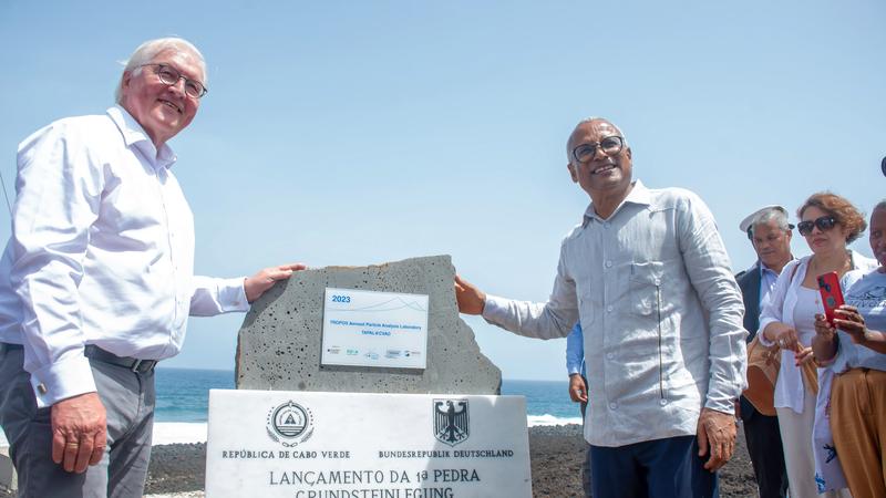 To commemorate the laying of the foundation stone for the new laboratory building at CVAO, Federal President Frank-Walter Steinmeier and the President of the Republic of Cabo Verde José Maria Neves unveiled a memorial plaque. (from left to right)