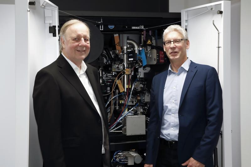 Dr. Jürgen Staiger, Schwiete-Stiftung (l), und Prof. Frank Brenker, Goethe-Universität, vor dem neuen Hochleistungs-Transmissionselektronenmikroskop im Schwiete Cosmochemisty Laboratory der Goethe-Universität. 
