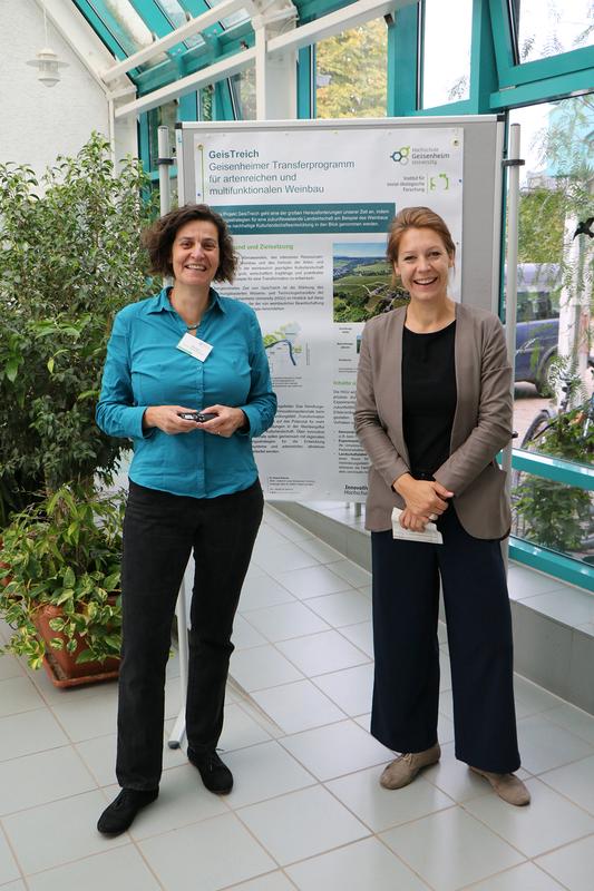Projektleiterinnen Prof. Dr. Ilona Leyer (l.) und Dr. Verena Rossow bei der Auftaktveranstaltung des Transferprogramms "GeisTreich" am 6. Oktober 2023 in Geisenheim