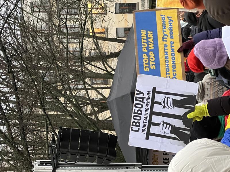 Placards on a rally on 24 February 2023 in Berlin, organised by Demokrati-JA: ‘Freedom For Political Prisoners!’ / ‘Stop Putin! Stop War!’)