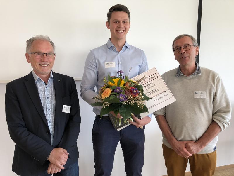 Dr. Thomas Bergmann (Mitte) ist Träger des Kurt-von-Rümker-Preis 2023 der Gesellschaft für Pflanzenzüchtung (GPZ), hier repräsentiert durch JKI-Präsident Prof. Dr. Frank Ordon (l.) und Prof. Dr. Klaus Pillen (r.) von der Uni Halle.