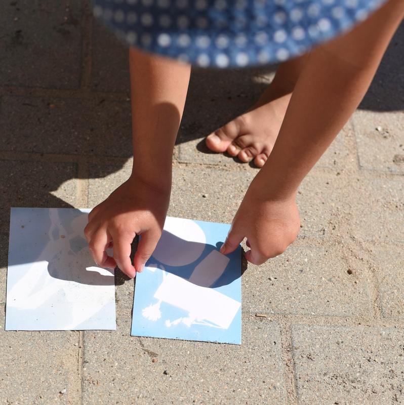 Foto-Experiment im Kindergarten: Professorin der DHBW Karlsruhe führt mit Kindern ein Foto-Experiment durch