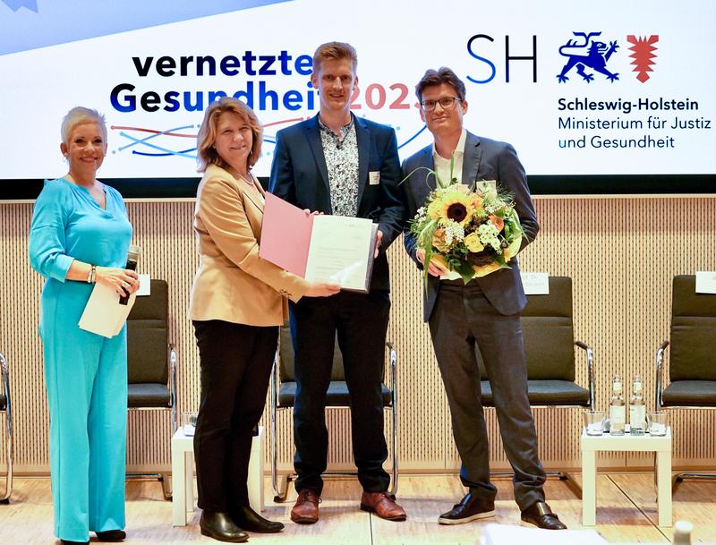 Gesundheitsministerin Prof. Dr. Kerstin von der Decken überreichte einen Förderbescheid über 500.000 Euro an PD Dr. Kevin Schulte (r.), komm. Direktor der Klinik für Innere Medizin IV, und Dr. Benedikt Kolbrink. 