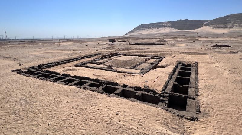 Der Grabkomplex der Königin Meret-Neith in Abydos während der Ausgrabung. Die Grabkammer der Königin liegt im Zentrum der Anlage 
