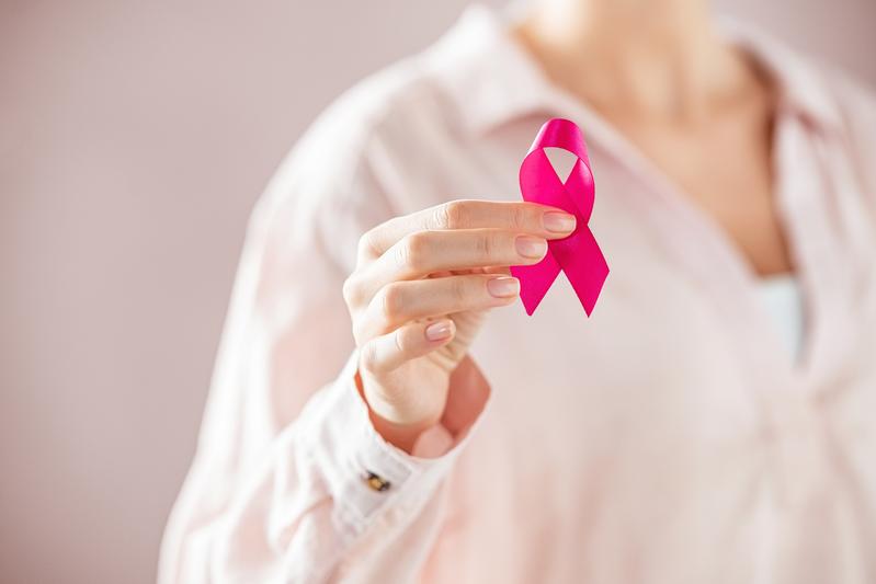 Die pinkfarbene Schleife 'Pink Ribbon' steht als Symbol für das Engagement zum Thema Brustkrebs.