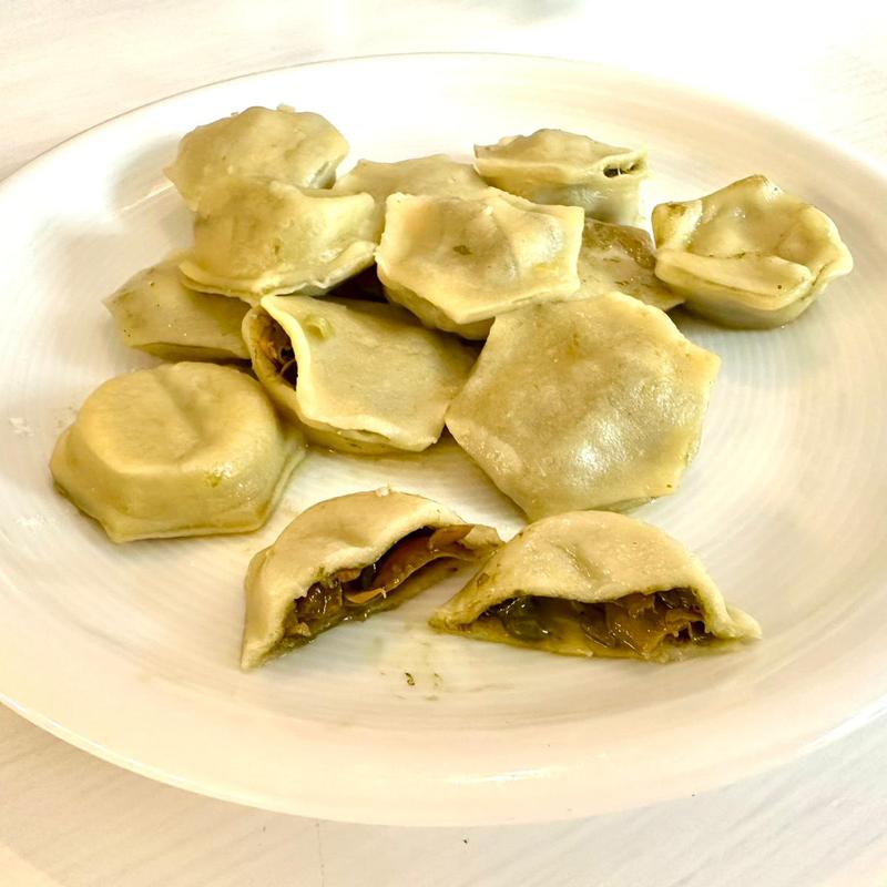 Tortelloni mit Mikroalgen-Füllung. Forschende der Universität Hohenheim experimentieren mit Mikroalgen als neuartigem Lebensmittel 