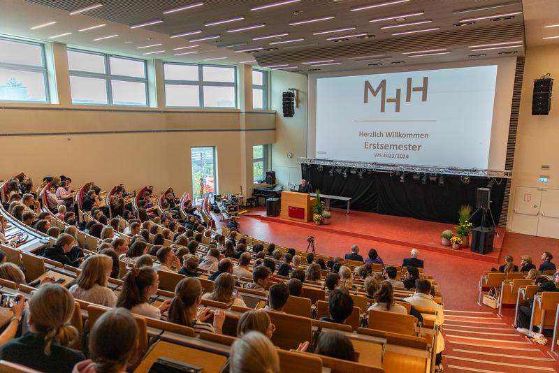 Die Begrüßung der Erstsemester durch MHH-Präsident Professor Dr. Michael Manns im Hörsaal F der MHH. 
