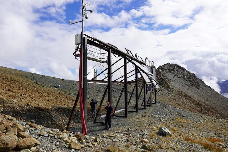 Im Skigebiet Davos-Parsenn betreibt die Forschungsgruppe Erneuerbare Energien der ZHAW zusammen mit den EKZ seit mehr als fünf Jahren die alpine Photovoltaik-Versuchsanlage Davos-Totalp auf 2500 Metern über Meer. 