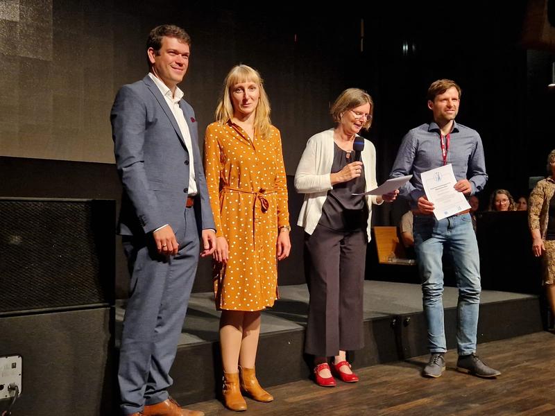 Das Team von POCT-ambulant (von links: Dr. Florian Wolf, Anni Matthes, Prof. Jutta Bleidorn, Dr. Robby Markwart) wurde auf der DEGAM-Jahreskongress in Berlin mit dem DESAM-Nachwuchspreis ausgezeichnet. 