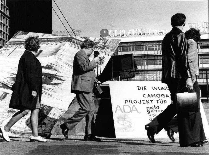 Rafael Canogar, Die Wunde, Aktion vor der Gedächtniskirche im Rahmen von ADA ( Aktionen der Avantgarde), 1974 