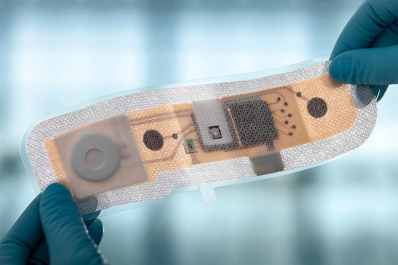 The patch with sensors, electronics and battery can easily be stuck on the upper body. 