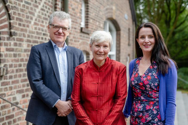 Sprecherin Christine Moll-Murata (Mitte), Co-Sprecher Markus Taube und Prorektorin Denise Manahan-Vaughan haben das Graduiertenkolleg feierlich eröffnet.
