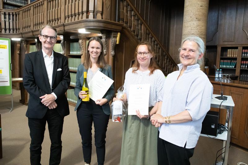 Preisverleihung an das Team „Lernmodul Altfranzösisch“ mit v. l.: Ekkehart Merot (Dr. K. H. Eberle Stiftung), Carlotta Posth, Alexandra Becker und Karla Pollmann, Rektorin der Universität Tübingen.