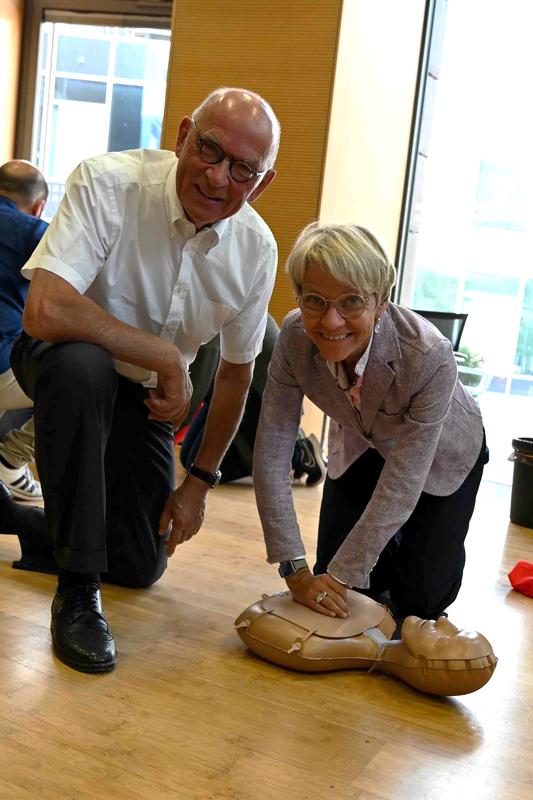 Bei bei einer Schulung, die im Rahmen der Woche der Wiederbelebung im NRW-Schulministerium durchgeführt wurde, erläuterte Hugo Van Aken Schulministerin Dorothee Feller die Schritte der Wiederbelebung