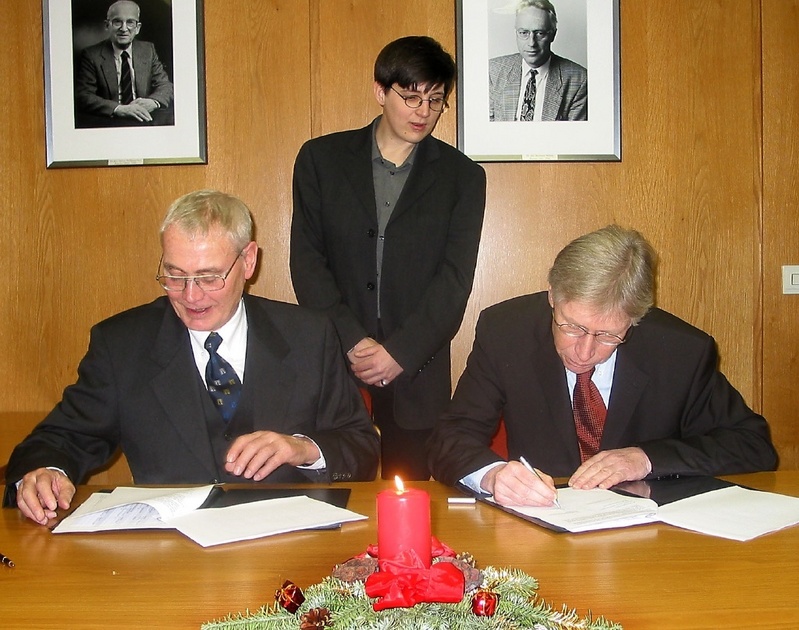 Kritischer Blick: RUB-Gleichstellungsbeauftragte Andrea Kaus bei der Vertragsunterzeichnung zwischen RUB-Rektor Petzina (links) und MD Heiner Kleffner