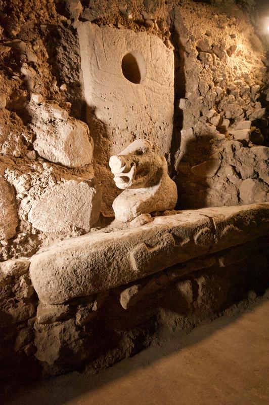 Göbekli Tepe, Sonderbau D: Seitenansicht der Wildschweinstatue