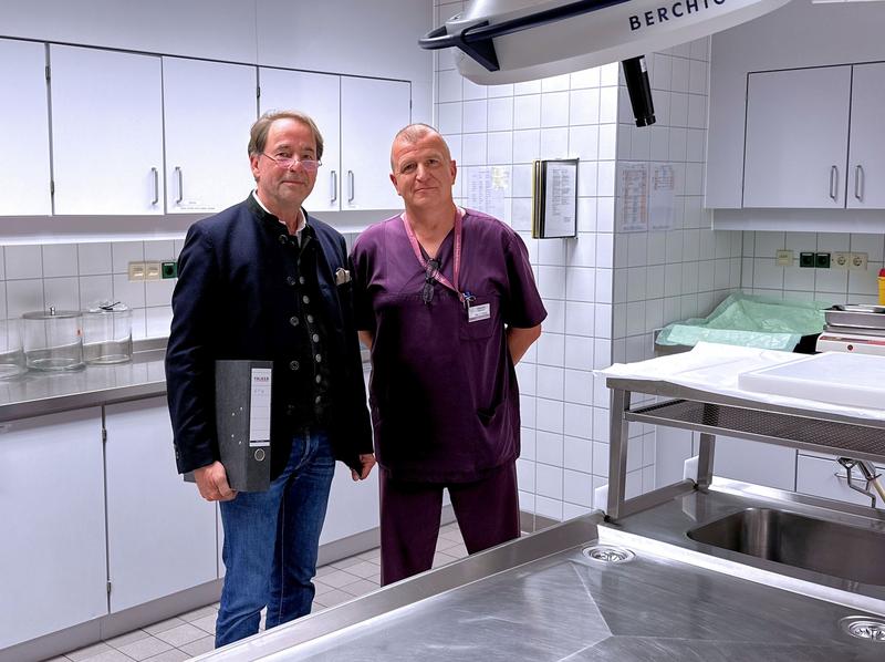 Kooperieren - Dr. Frank-Peter Nitschke, von der Transplantationsmedizin MV aus Rostock (li.), mit dem Transplantationsbeauftragten des Harzklinikums Dorothea Christiane Erxleben, Frank Weber.