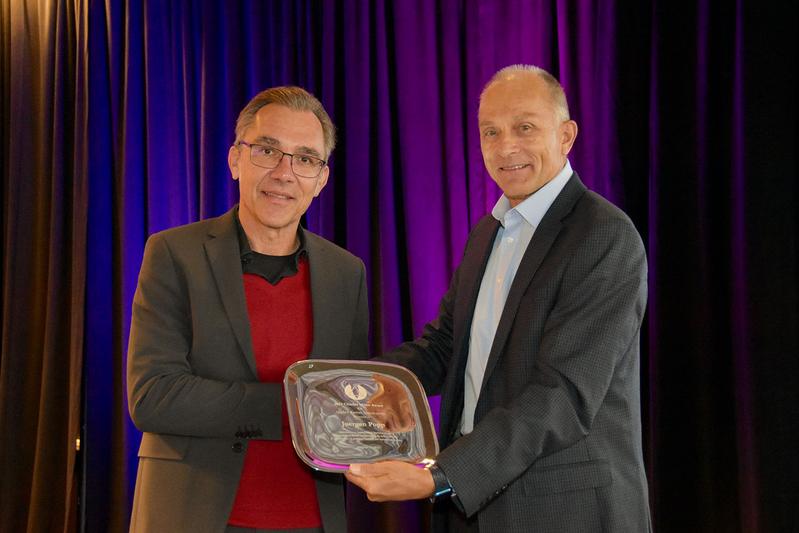 Prof. Dr. Jürgen Popp, Preisträger des Charles Mann Awards und wissenschaftlicher Direktor des Leibniz-IPHT, und Prof. Dr. Igor Lednev, Professor an der University at Albany – State University of New York