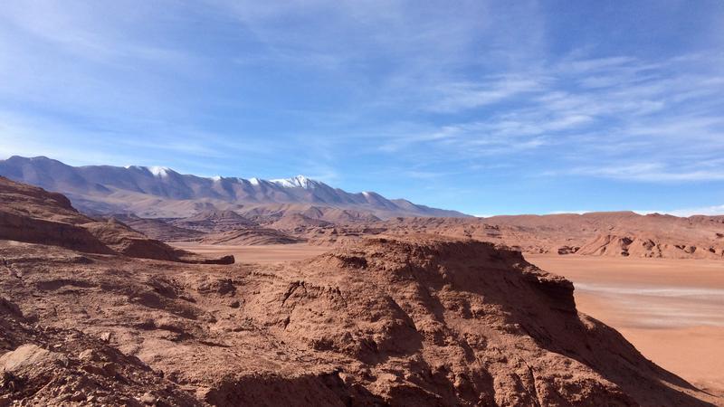 Deformierte miozäne Redbeds vor der Sierra Macón, Pocitos-Becken, Puna-Plateau, NW-Argentinien.