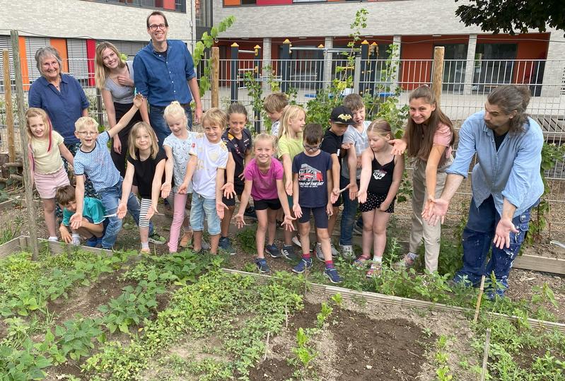 Studierende der Universität Koblenz arbeiteten unter der Leitung von Dr. Christian Grieshaber mit Grundschüler*innen der Christophorus Grundschule Mülheim-Kärlich an Projekten rund um den Schulgarten. 